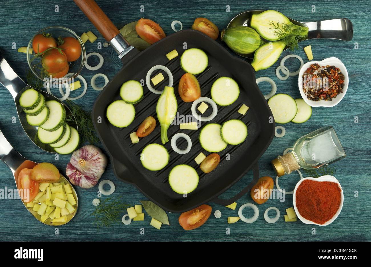 Des légumes sur l'arrière-plan. Les LÉGUMES FRAIS ET LES ÉPICES À PROXIMITÉ D'UN ENSEMBLE DE PÊCHE SUR UNE SURFACE EN BOIS. COPY SPACE Banque D'Images