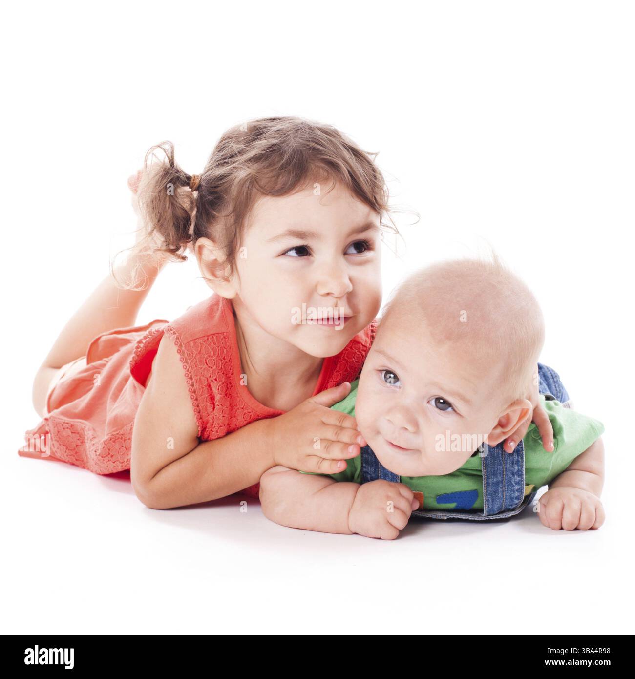 Adorable famille. Soeur et frère isolated on white Banque D'Images