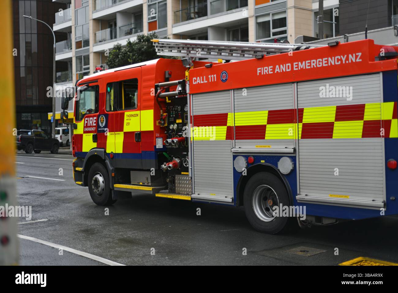 WELLINGTON, NOUVELLE-ZÉLANDE, 6 NOVEMBRE 2024 : un camion de pompiers se précipite vers sa prochaine mission à Wellington, Nouvelle-Zélande Banque D'Images