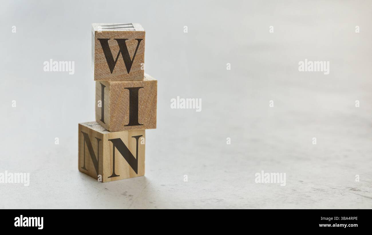 Pile avec trois cubes en bois - lettres GAGNENT sur eux, espace pour plus de texte / images sur le côté droit, Liptovsky Hradok, Slovaquie, Europe Banque D'Images