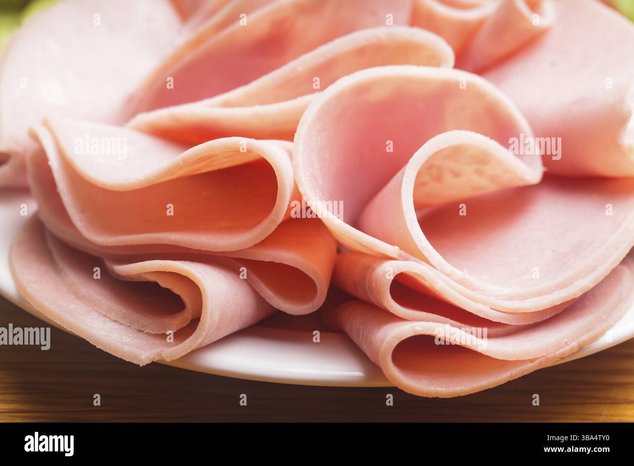 Tranches de jambon frais sur l'assiette blanche Banque D'Images Tranches de jambon frais sur l'assiette blanche Banque D'Images