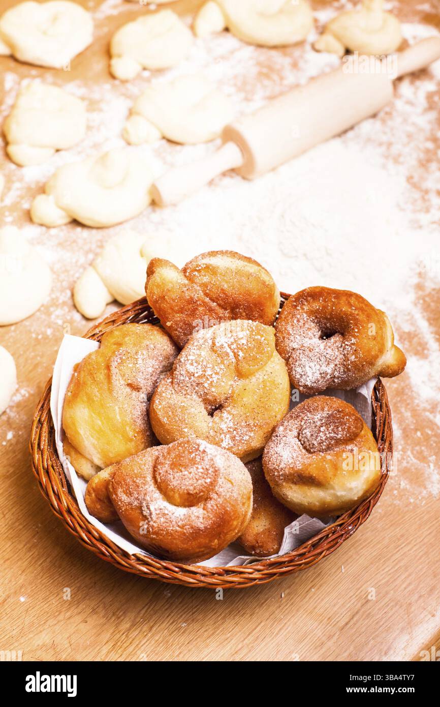 Beignet frais avec sucre en poudre et pâte préparée Banque D'Images Beignet frais avec sucre en poudre et pâte préparée Banque D'Images