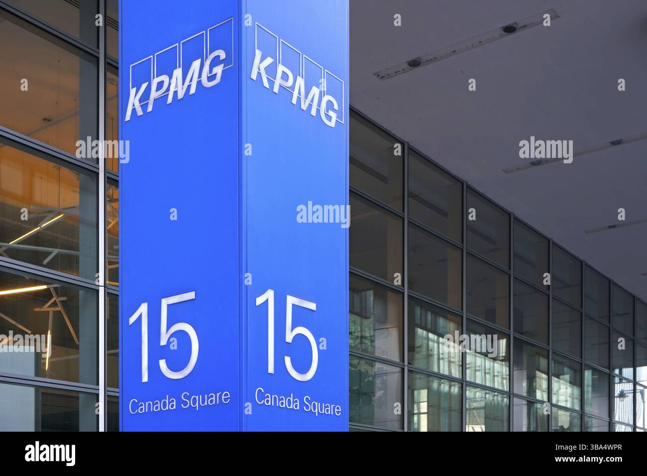 London, Royaume-Uni - 03 février 2019 : signalisation bleue de KPMG à l'entrée de leurs bureaux sur le 15 Canada Square à Canary Wharf - siège de la compa Banque D'Images