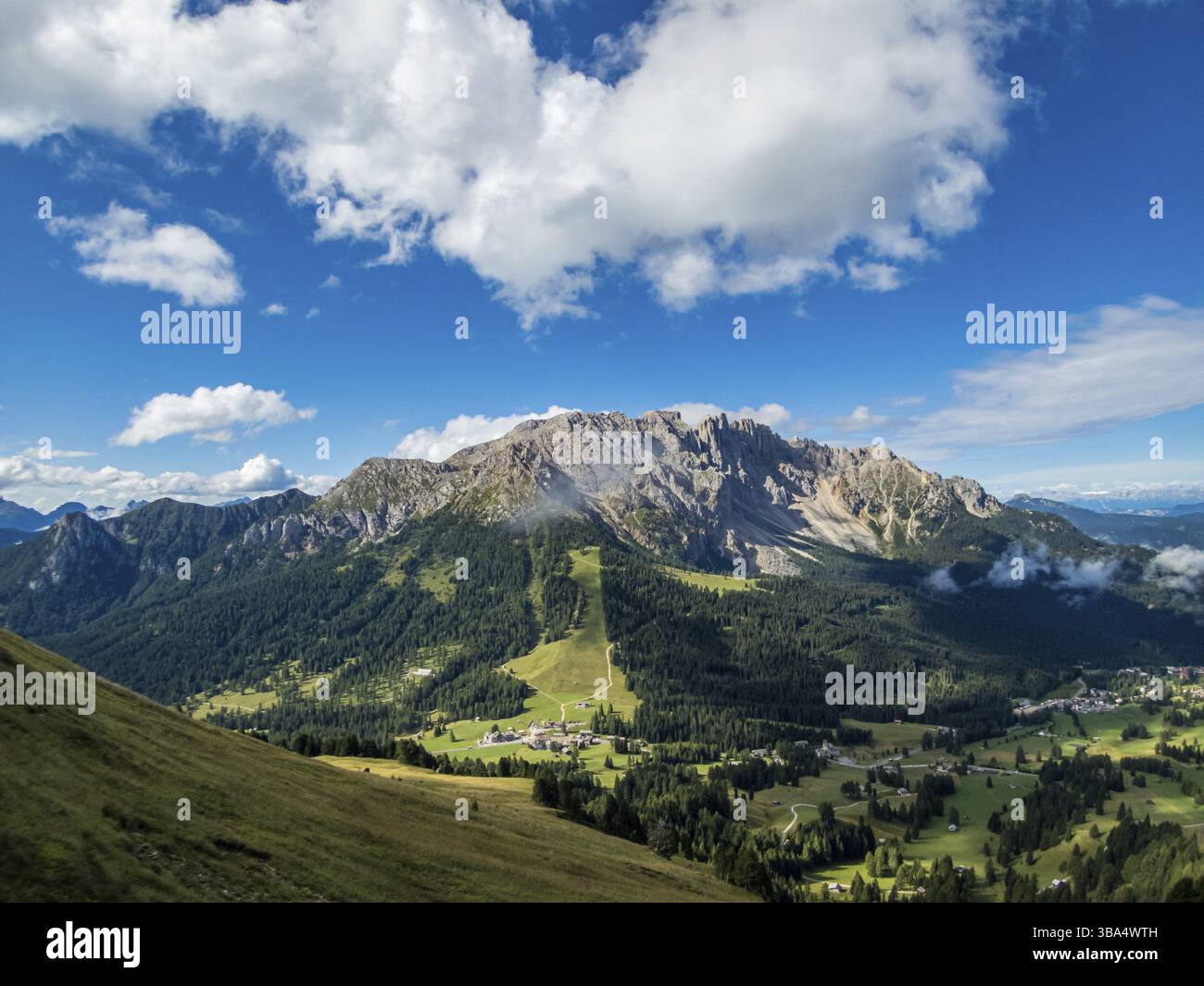 Escalade sur le Rotwand et Masare via ferrata dans la roseraie dans les Dolomites, Tyrol du Sud, Italie, Europe Banque D'Images