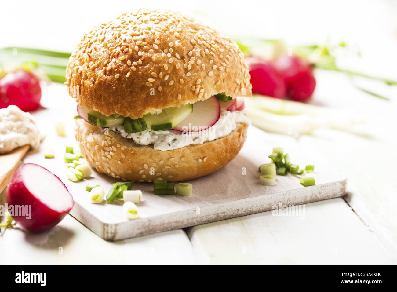 Sandwich au fromage à la crème frais, au radis et au concombre Banque D'Images Sandwich au fromage à la crème frais, au radis et au concombre Banque D'Images