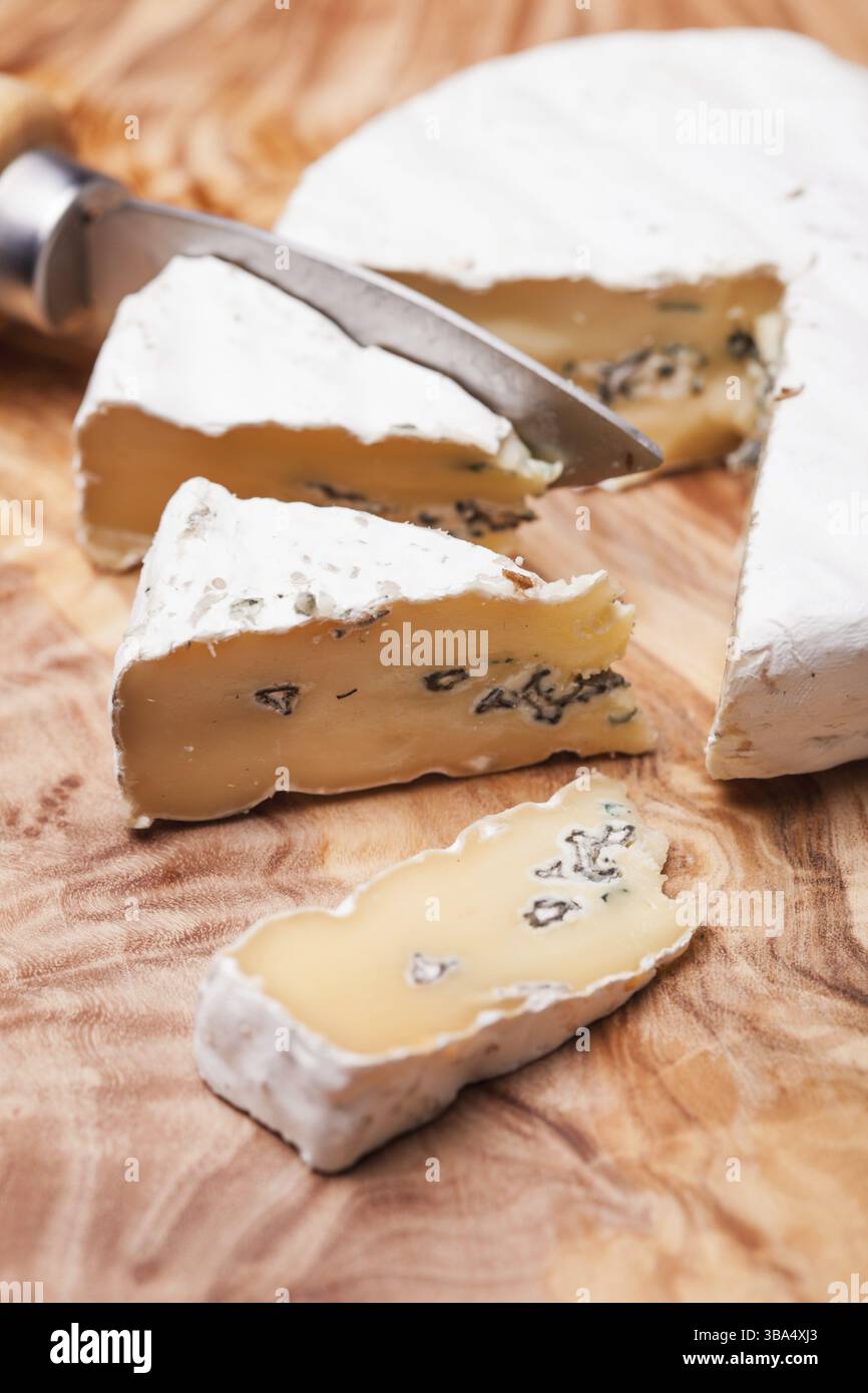 Fromage doux contenant des nervures de moisissure bleue et une peau blanche ferme. Deux types de moule en duet de fromage Banque D'Images