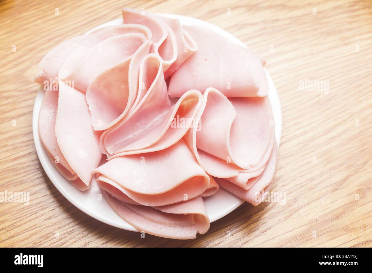 Tranches de jambon frais avec sur l'assiette Banque D'Images Tranches de jambon frais avec sur l'assiette Banque D'Images