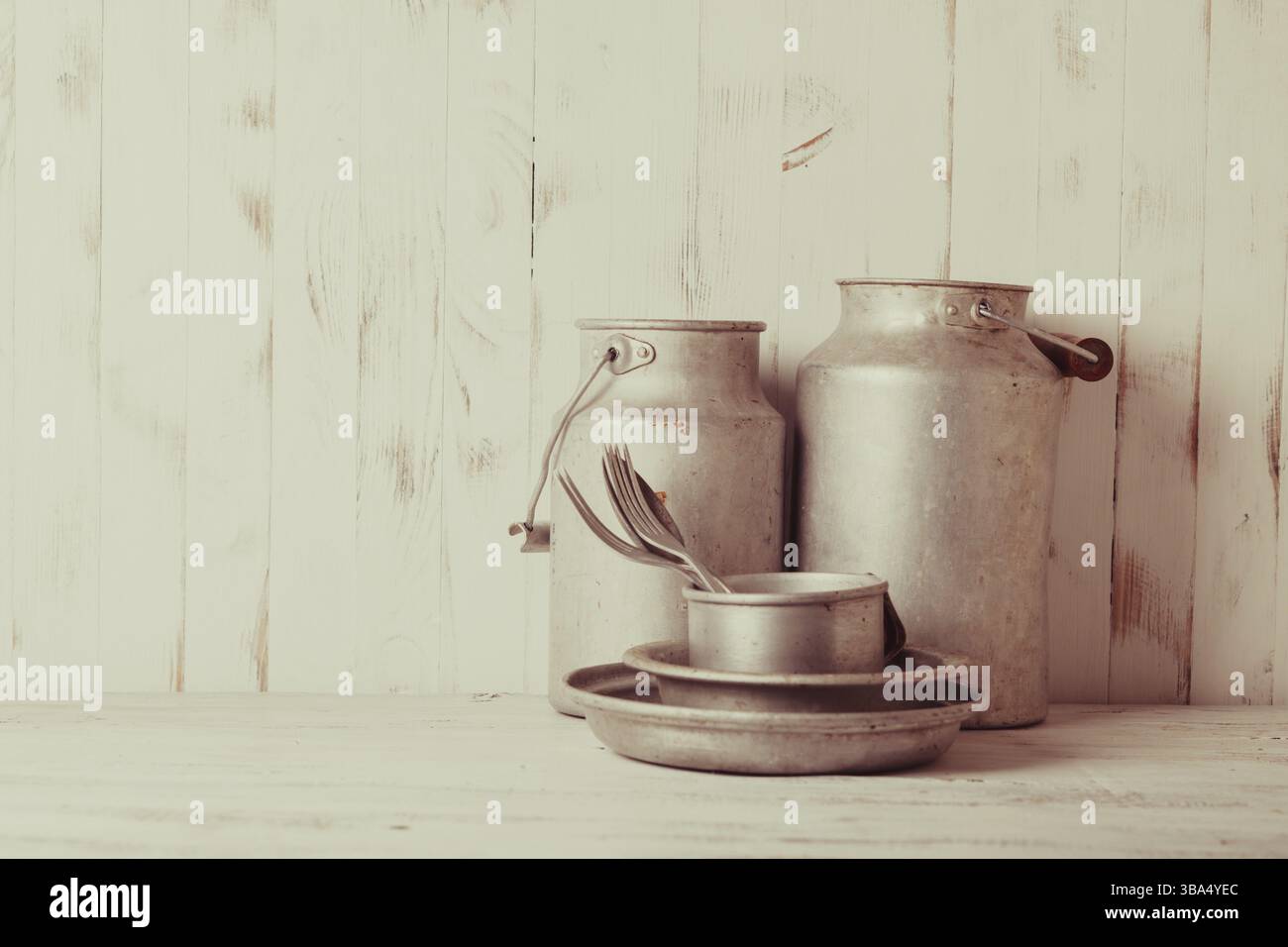 Vieux ustensiles en aluminium sur la cuisine chic et chic Banque D'Images