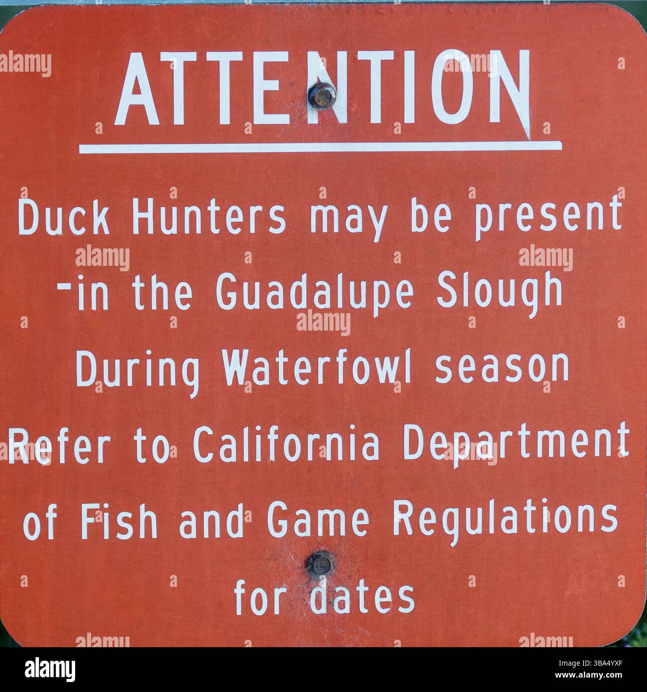 Panneau d'attention concernant les chasseurs de canards à Sunnyvale Baylands, comté de Santa Clara, Californie. Banque D'Images