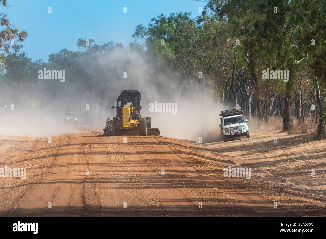 Trafic dangereux avec une niveleuse au travail dans le parc national de Lakefield, Rinyirru, péninsule du Cap York, Far North Queensland, FNQ, Australie Banque D'Images