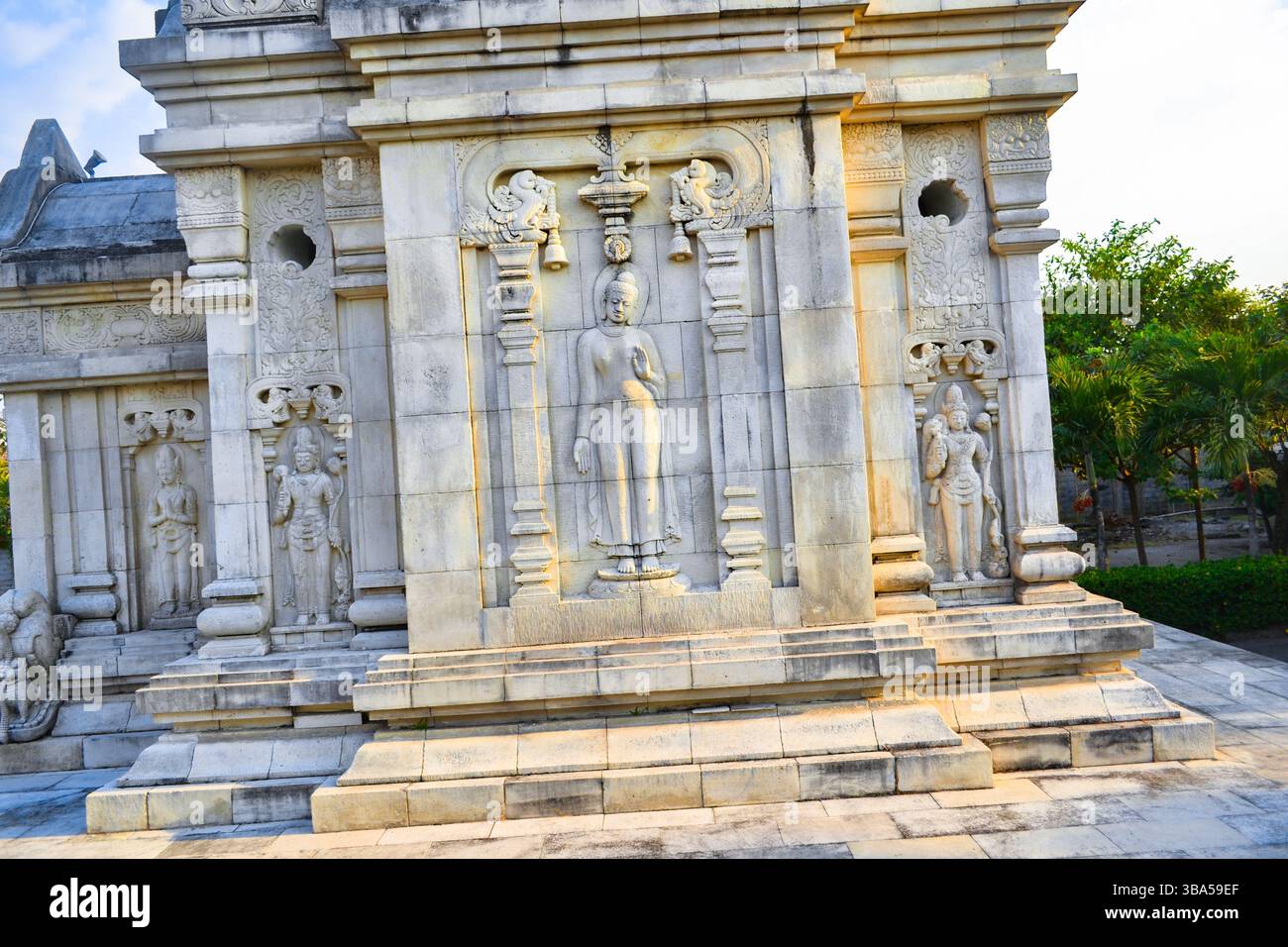 Admirez les reliefs bouddhistes de Candi Putih à Dhamma Sundara, Surakarta. Ce vihara moderne met en valeur l'art javanais antique en harmonie spirituelle. Banque D'Images