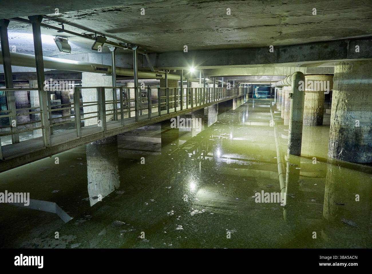 Madrid, le 6 mai 2025. District de Moncloa-Aravaca. Borja Carabante, déléguée à l’urbanisme, à l’environnement et à la mobilité à la Mairie de Madrid, visite le réservoir d’eau pluviale d’Arroyofresno, qui est presque entièrement rempli d’eau après les fortes pluies dans la région. Photo : Guillermo Navarro. ARCHDC. Crédit : album / Archivo ABC / Guillermo Navarro Banque D'Images Madrid, le 6 mai 2025. District de Moncloa-Aravaca. Borja Carabante, déléguée à l’urbanisme, à l’environnement et à la mobilité à la Mairie de Madrid, visite le réservoir d’eau pluviale d’Arroyofresno, qui est presque entièrement rempli d’eau après les fortes pluies dans la région. Photo : Guillermo Navarro. ARCHDC. Crédit : album / Archivo ABC / Guillermo Navarro Banque D'Images
