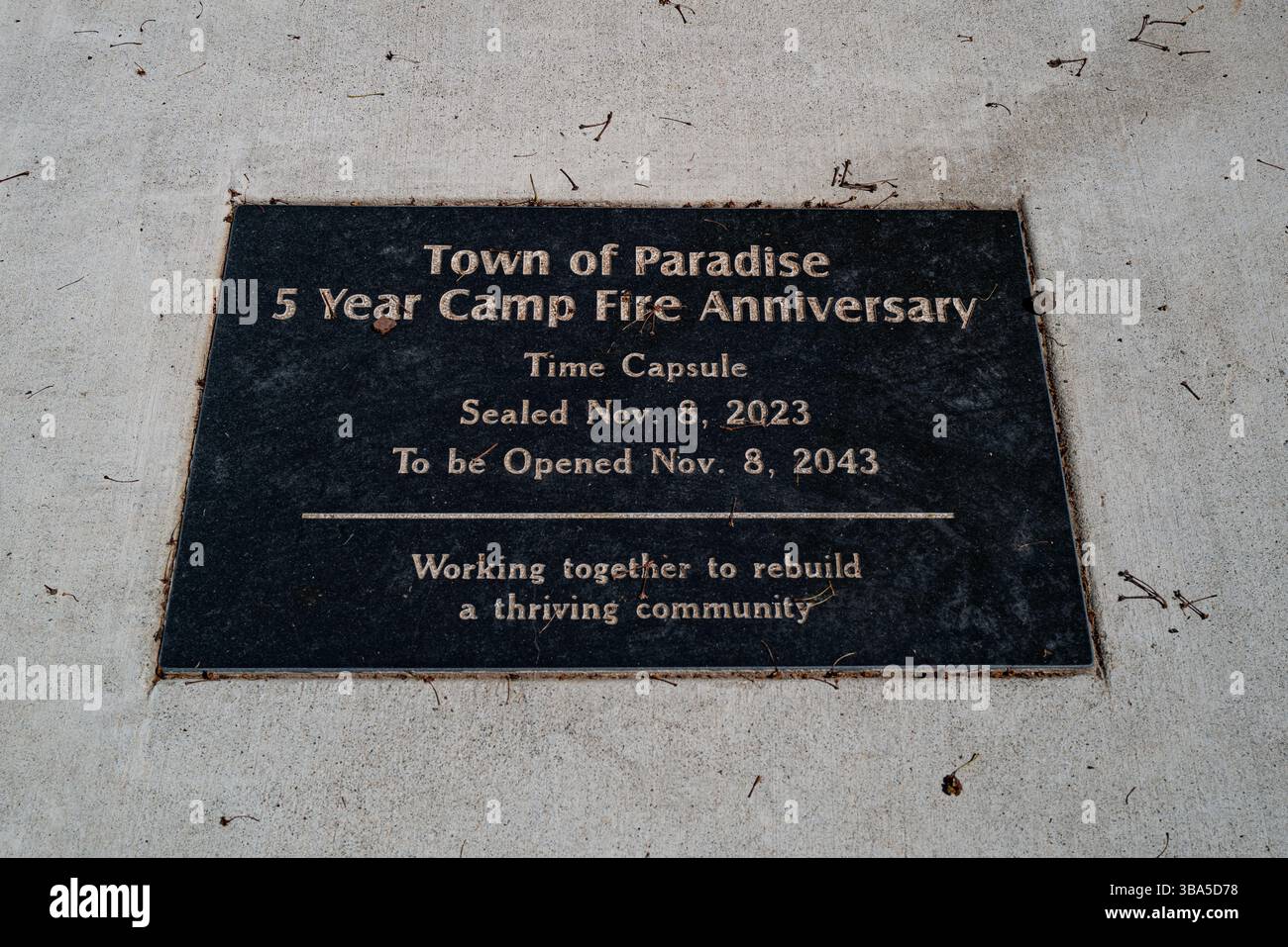 Plaque sur le dessus de la capsule temporelle de la ville, qui a été créée 5 ans après l'incendie dévastateur de Camp, qui a détruit la majeure partie de la ville. Banque D'Images