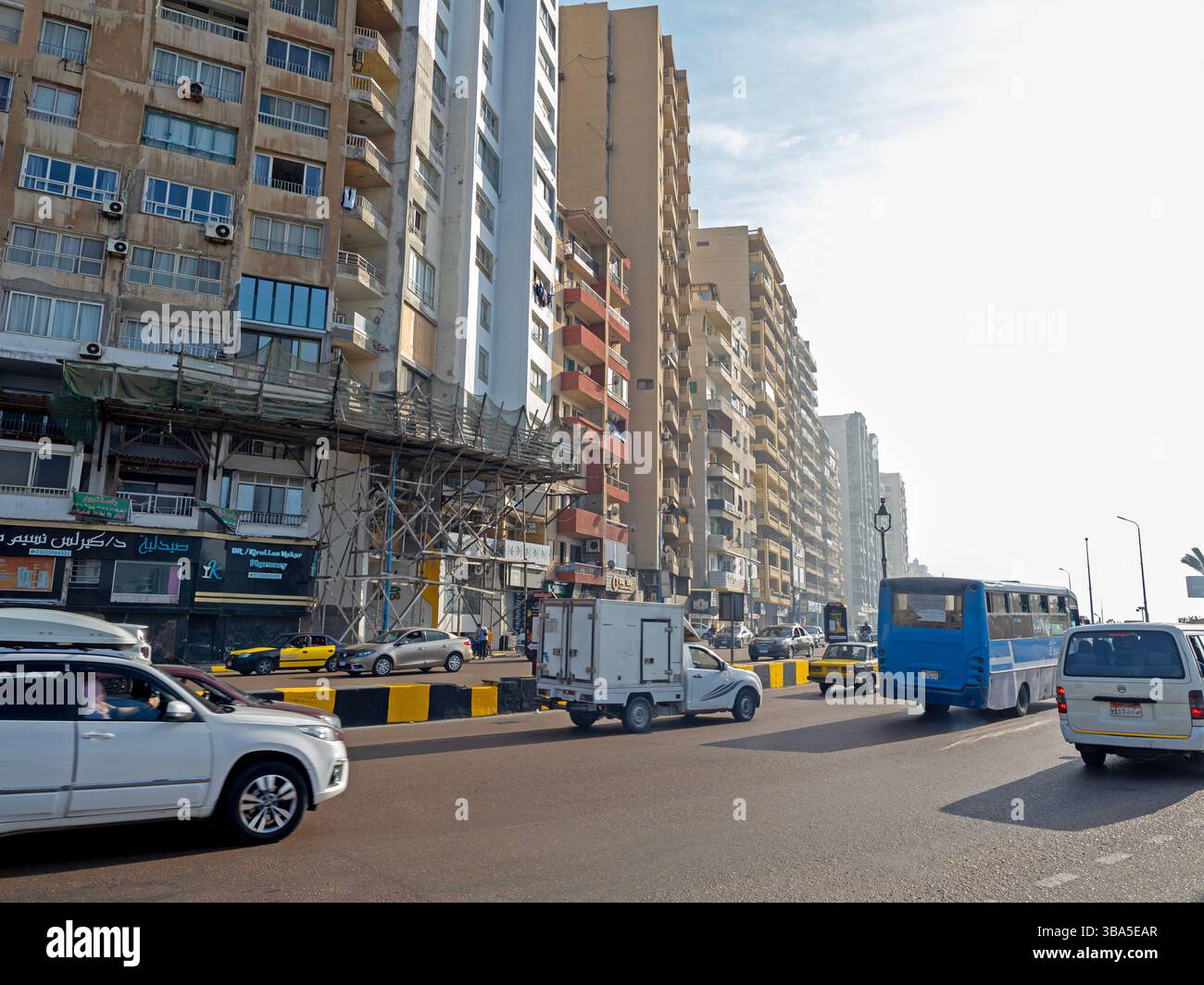 Trafic sur la route côtière d'Alexandrie El Gaish Banque D'Images