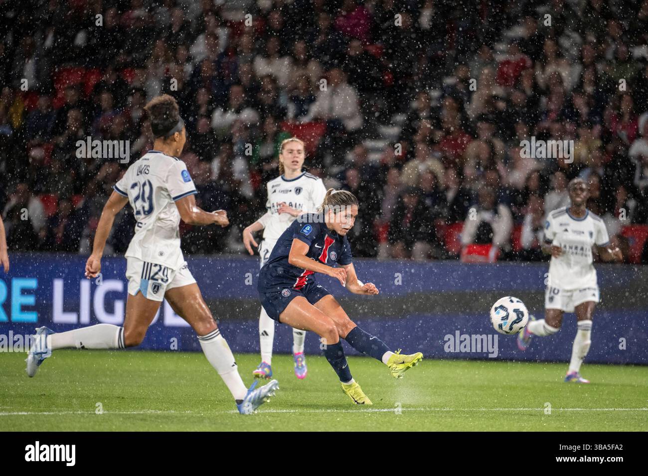 Paris, France. 11 mai 2025. Korbin ALBERT du Paris Saint Germain lors du match de demi-finale féminine Arkema Premiere Ligue entre Paris et Paris FC le 11 mai 2025 au Parc des Princes à Paris. Photo par Eliot Blondet/ABACAPRESS.COM crédit : Abaca Press/Alamy Live News Banque D'Images