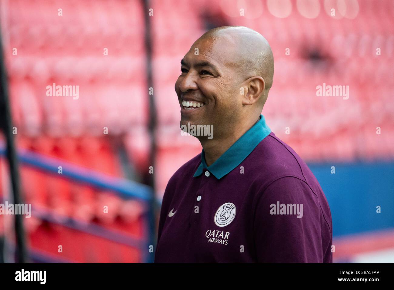 Paris, France. 11 mai 2025. Paulo Cesar, entraîneur-chef du PSG lors de la demi-finale féminine Arkema Premiere Ligue entre le Paris Saint-Germain et le Paris FC au Parc des Princes le 11 mai 2025 à Paris. Photo par Eliot Blondet/ABACAPRESS.COM crédit : Abaca Press/Alamy Live News Banque D'Images