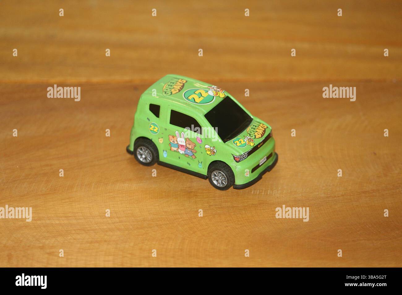 Voiture jouet verte avec un design unique, avec '22' sur le toit et des graphismes vibrants sur la carrosserie. Banque D'Images