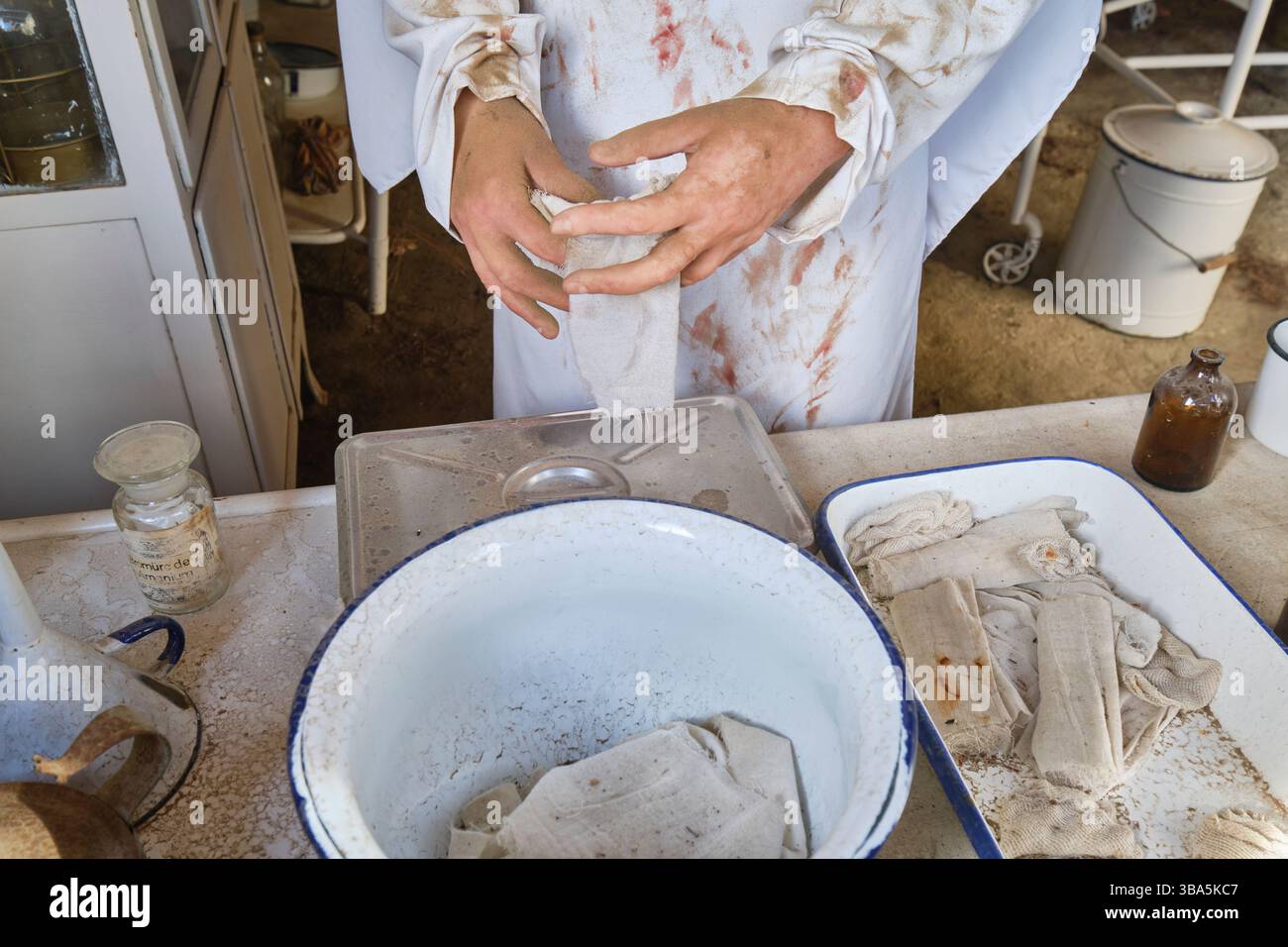 Détail d'un bol en émail avec des bandages frais, des pansements, préparés pour une chirurgie extérieure. Au Musée de l'hôpital Çanakkale à Gallipoli, Turquie. Banque D'Images