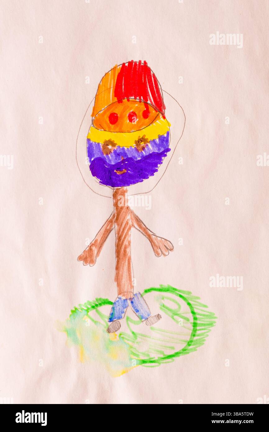 Personnage fantaisiste avec une grande tête multicolore faite par l'enfant à l'aide de stylos à pointe feutre peignant dans un style naïf Banque D'Images