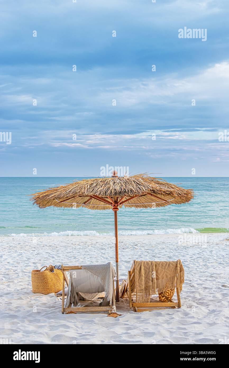 belle plage de sable blanc tranquille avec deux chaises de plage et un parasol avec espace de copie. vacances d'été romantiques sur une île privée tropicale Banque D'Images