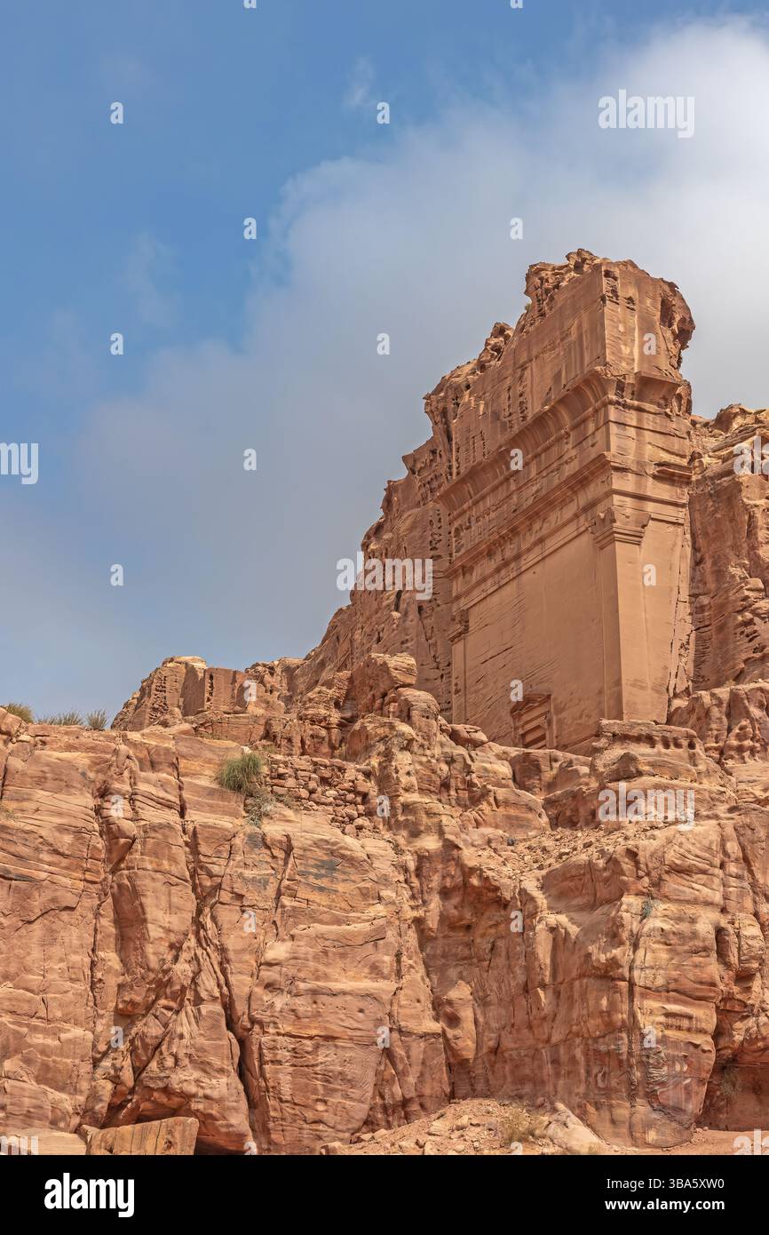 Vue latérale des tombes royales dans le site archéologique de Pétra. Jordanie. Verticalement. Banque D'Images