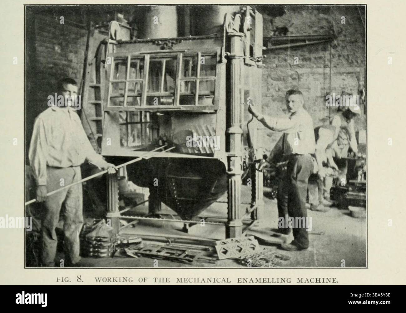 Fonctionnement de la machine d'émaillage mécanique à partir de l'article PRÉVENTION DES ACCIDENTS CHEZ LES OUVRIERS EN FRANCE. Par Jacques Boyer. Tiré de l'Engineering Magazine consacré au progrès industriel volume XXIV octobre 1902 - mars 1903 The Engineering Magazine Co Banque D'Images