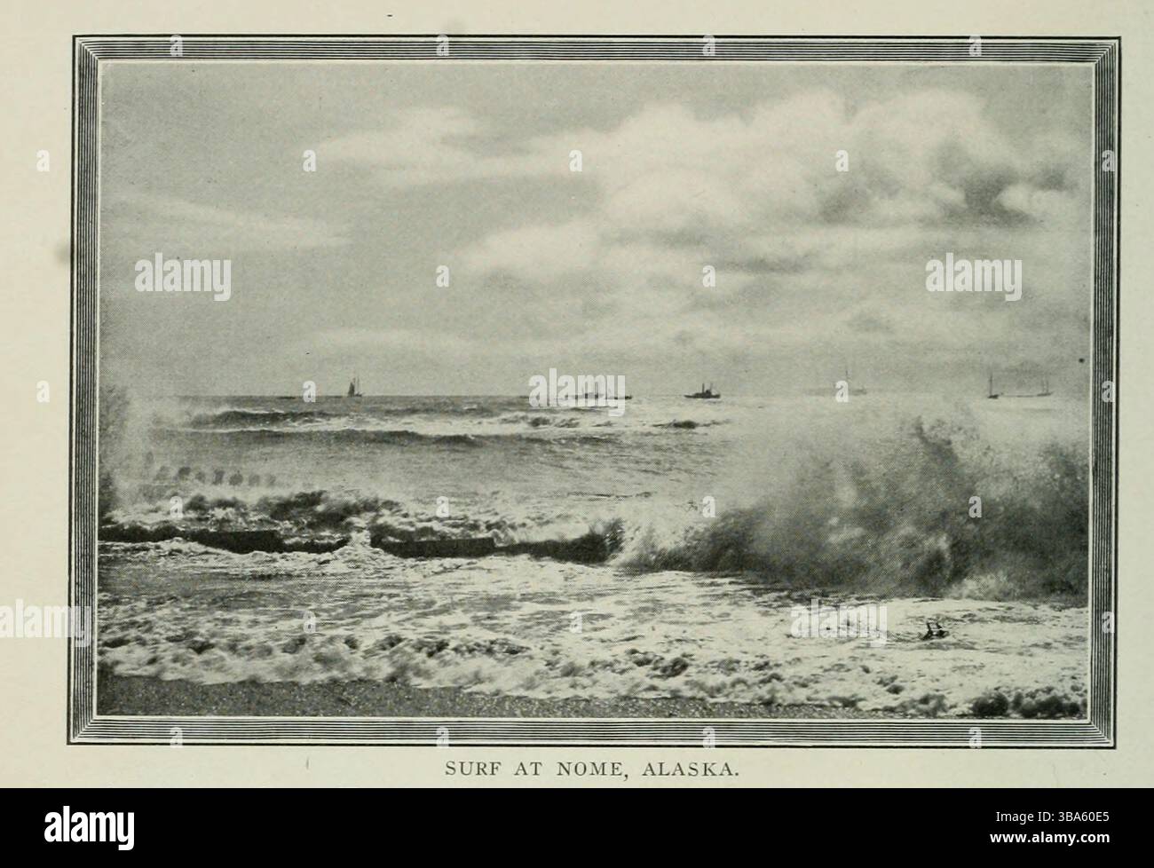 SURFEZ À NOME, ALASKA. De l'article L'OUVERTURE DU TERRITOIRE DE L'ALASKA. Par Harrington Emerson. Photographies de E. A. Hegg et Kinne, tirées de The Engineering Magazine consacré au progrès industriel volume XXIV octobre 1902 - mars 1903 The Engineering Magazine Co Banque D'Images