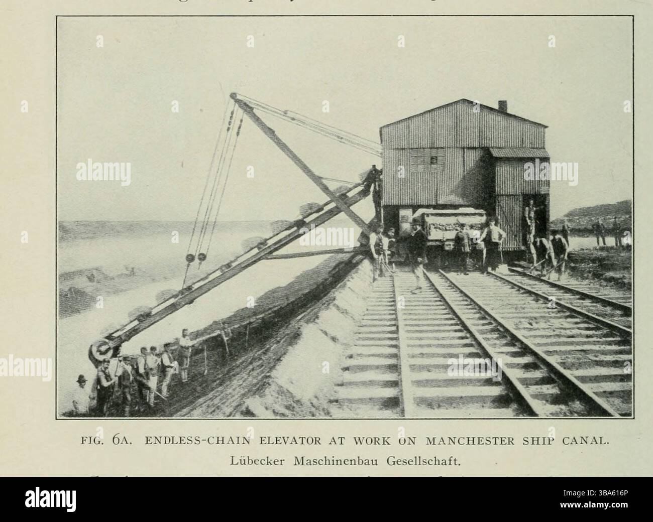 Ascenseur à chaîne sans fin au travail sur le MANCHESTER SHIP CANAL. Lubecker Maschinenbau Gesellschaft. De l'article MACHINES MODERNES POUR L'EXCAVATION ET LE DRAGAGE. Par A. W. Robinson. Tiré de l'Engineering Magazine consacré au progrès industriel volume XXIV octobre 1902 - mars 1903 The Engineering Magazine Co Banque D'Images