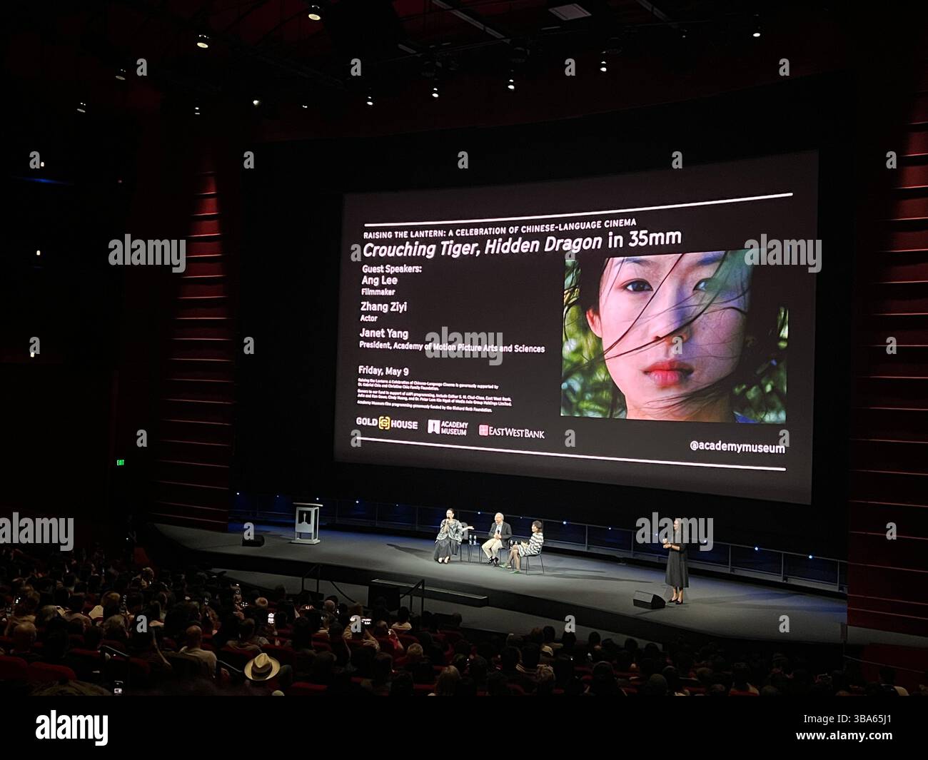 Avant la projection du film, le réalisateur acclamé Ang Lee (deuxième en partant de la gauche sur scène), l'actrice Zhang Ziyi (première en partant de la gauche sur scène) et Janet Yang (troisième en partant de la gauche sur scène), présidente de l'Academy of Motion Picture Arts and Sciences, ont entamé une discussion. Los Angeles, USA.9th mai 2025. La célébration du 25e anniversaire du film 'Crouching Tiger, Hidden Dragon' a eu lieu à Los Angeles, États-Unis, le soir du 9 mai 2025, heure locale. Le célèbre réalisateur Ang Lee et l'actrice Zhang Ziyi ont engagé un dialogue avec Janet Yang, présidente de l'Académie des arts et des sciences du cinéma. Crédit : Banque D'Images