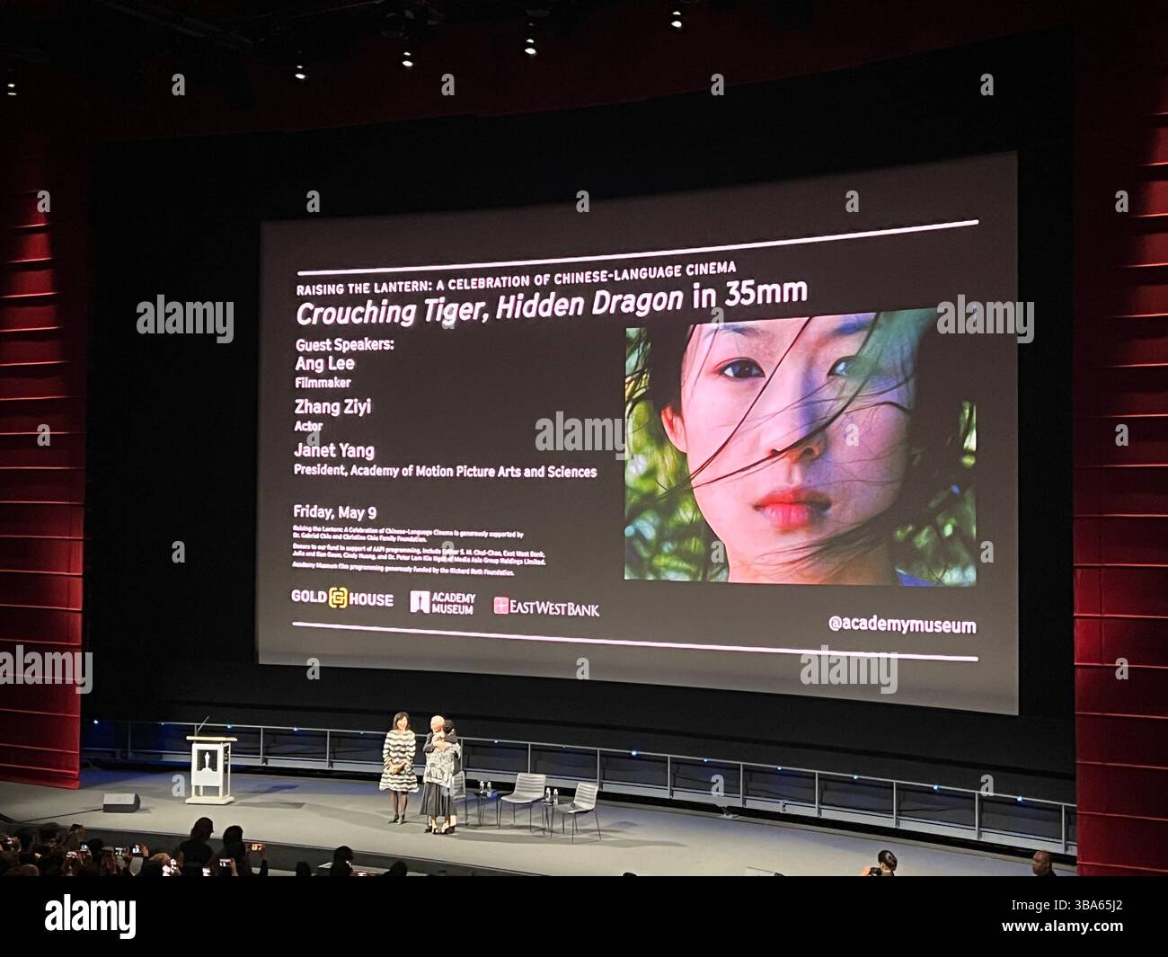 Ang Lee embrasse Zhang Ziyi. Los Angeles, USA.9th mai 2025. La célébration du 25e anniversaire du film 'Crouching Tiger, Hidden Dragon' a eu lieu à Los Angeles, États-Unis, le soir du 9 mai 2025, heure locale. Le célèbre réalisateur Ang Lee et l'actrice Zhang Ziyi ont engagé un dialogue avec Janet Yang, présidente de l'Académie des arts et des sciences du cinéma. Crédit : Zhang Shuo/China News Service/Alamy Live News Banque D'Images