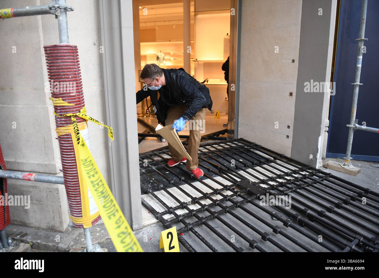 Paris, France. 12 mai 2025. Le magasin Louis Vuitton du boulevard Saint-Germain, dans le 6ème arrondissement de Paris, a de nouveau été la cible d'un cambriolage à bélier tôt lundi matin. Trois suspects cagoulés ont utilisé un wagon immatriculé en Italie pour s'écraser dans la devanture du magasin, fuyant avec un transport de produits de luxe encore à évaluer. La même boutique avait déjà été frappée de la même manière en septembre et novembre 2024. Paris, France, le 12 mai 2025. Photo de Florian Poitout/ABACAPRESS.COM crédit : Abaca Press/Alamy Live News Banque D'Images