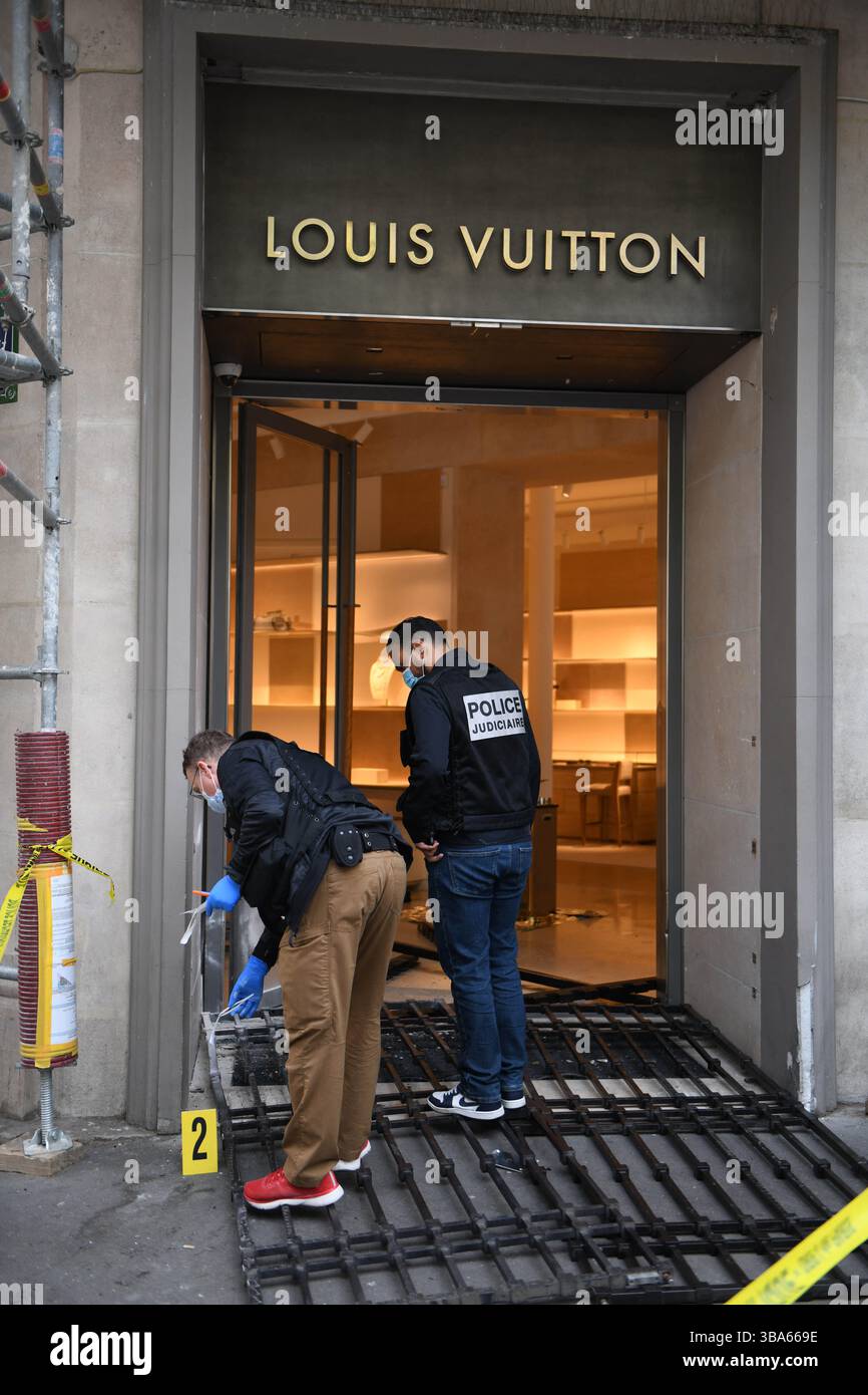 Paris, France. 12 mai 2025. Le magasin Louis Vuitton du boulevard Saint-Germain, dans le 6ème arrondissement de Paris, a de nouveau été la cible d'un cambriolage à bélier tôt lundi matin. Trois suspects cagoulés ont utilisé un wagon immatriculé en Italie pour s'écraser dans la devanture du magasin, fuyant avec un transport de produits de luxe encore à évaluer. La même boutique avait déjà été frappée de la même manière en septembre et novembre 2024. Paris, France, le 12 mai 2025. Photo de Florian Poitout/ABACAPRESS.COM crédit : Abaca Press/Alamy Live News Banque D'Images