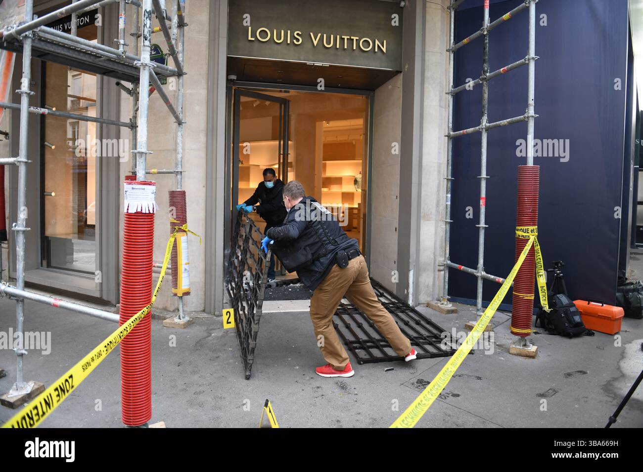 Paris, France. 12 mai 2025. Le magasin Louis Vuitton du boulevard Saint-Germain, dans le 6ème arrondissement de Paris, a de nouveau été la cible d'un cambriolage à bélier tôt lundi matin. Trois suspects cagoulés ont utilisé un wagon immatriculé en Italie pour s'écraser dans la devanture du magasin, fuyant avec un transport de produits de luxe encore à évaluer. La même boutique avait déjà été frappée de la même manière en septembre et novembre 2024. Paris, France, le 12 mai 2025. Photo de Florian Poitout/ABACAPRESS.COM crédit : Abaca Press/Alamy Live News Banque D'Images