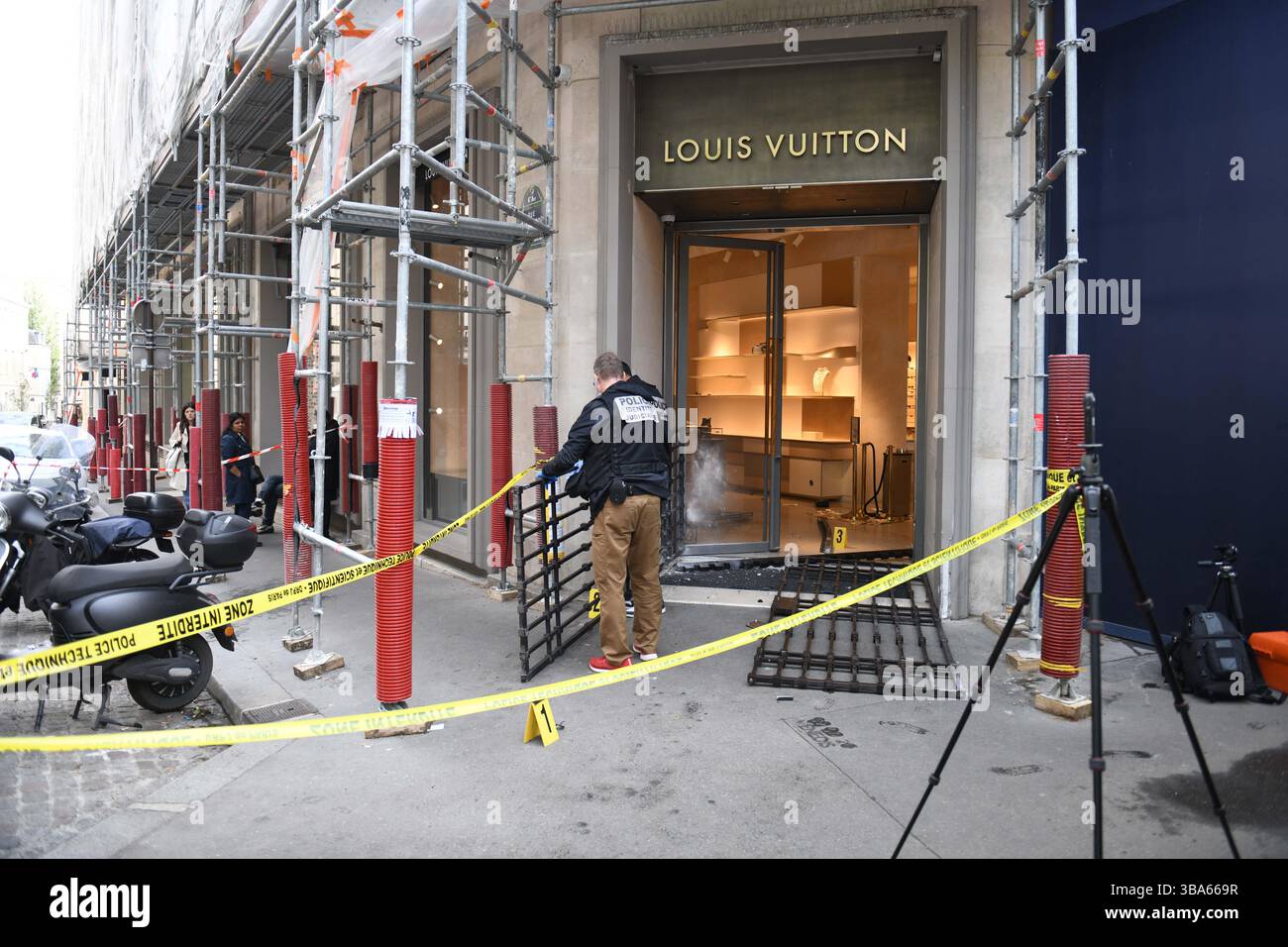 Paris, France. 12 mai 2025. Le magasin Louis Vuitton du boulevard Saint-Germain, dans le 6ème arrondissement de Paris, a de nouveau été la cible d'un cambriolage à bélier tôt lundi matin. Trois suspects cagoulés ont utilisé un wagon immatriculé en Italie pour s'écraser dans la devanture du magasin, fuyant avec un transport de produits de luxe encore à évaluer. La même boutique avait déjà été frappée de la même manière en septembre et novembre 2024. Paris, France, le 12 mai 2025. Photo de Florian Poitout/ABACAPRESS.COM crédit : Abaca Press/Alamy Live News Banque D'Images