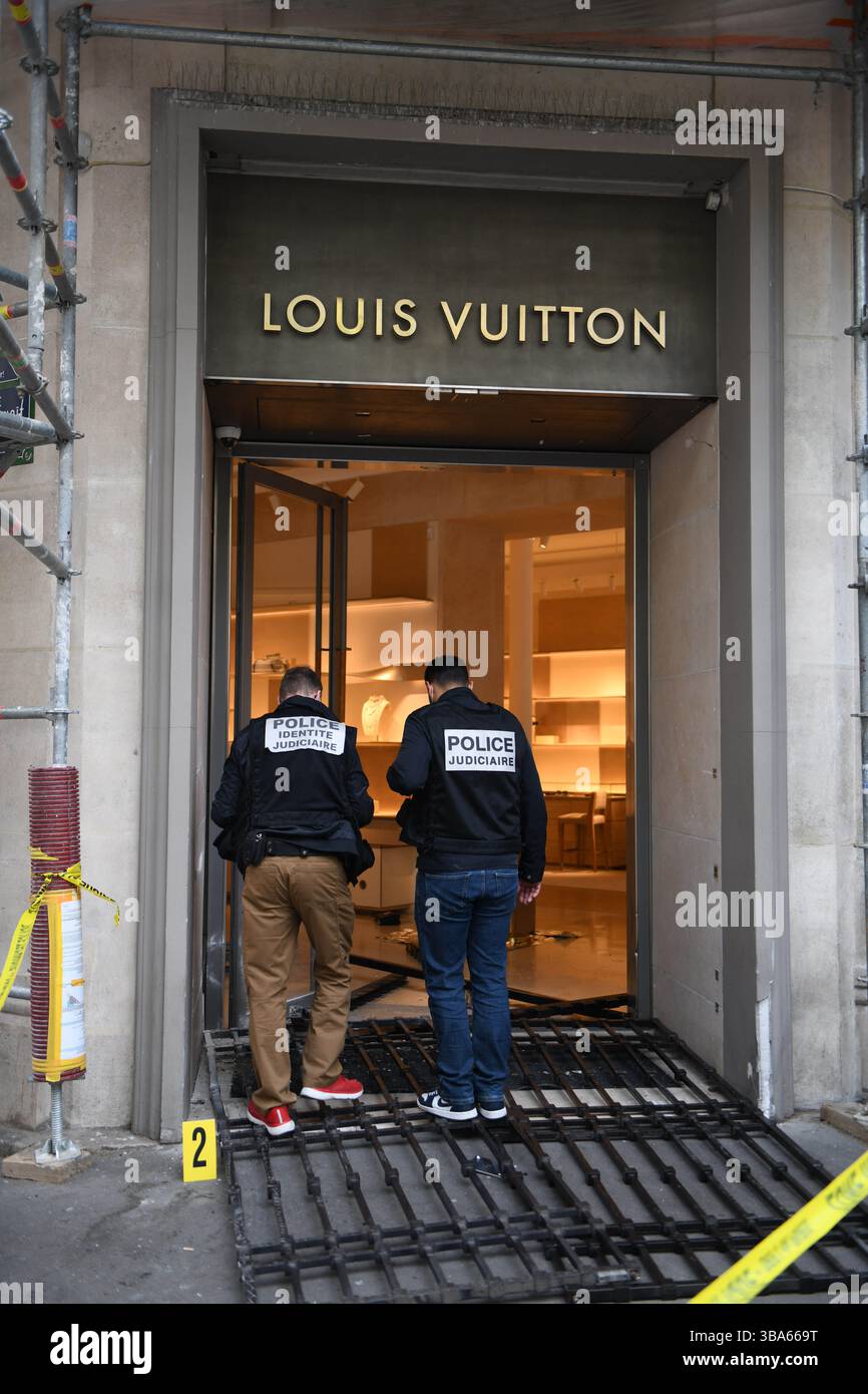 Paris, France. 12 mai 2025. Le magasin Louis Vuitton du boulevard Saint-Germain, dans le 6ème arrondissement de Paris, a de nouveau été la cible d'un cambriolage à bélier tôt lundi matin. Trois suspects cagoulés ont utilisé un wagon immatriculé en Italie pour s'écraser dans la devanture du magasin, fuyant avec un transport de produits de luxe encore à évaluer. La même boutique avait déjà été frappée de la même manière en septembre et novembre 2024. Paris, France, le 12 mai 2025. Photo de Florian Poitout/ABACAPRESS.COM crédit : Abaca Press/Alamy Live News Banque D'Images