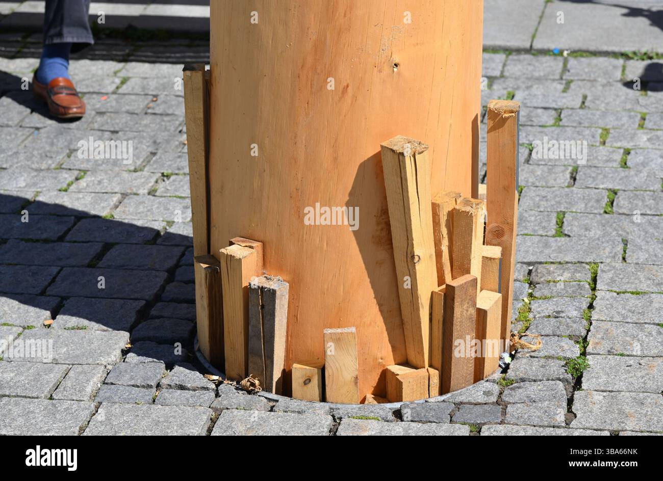 Ancrage d'un Maypole d'un diamètre de 70 - 80 cm à Deggendorf, Bavière, Allemagne Banque D'Images Ancrage d'un Maypole d'un diamètre de 70 - 80 cm à Deggendorf, Bavière, Allemagne Banque D'Images