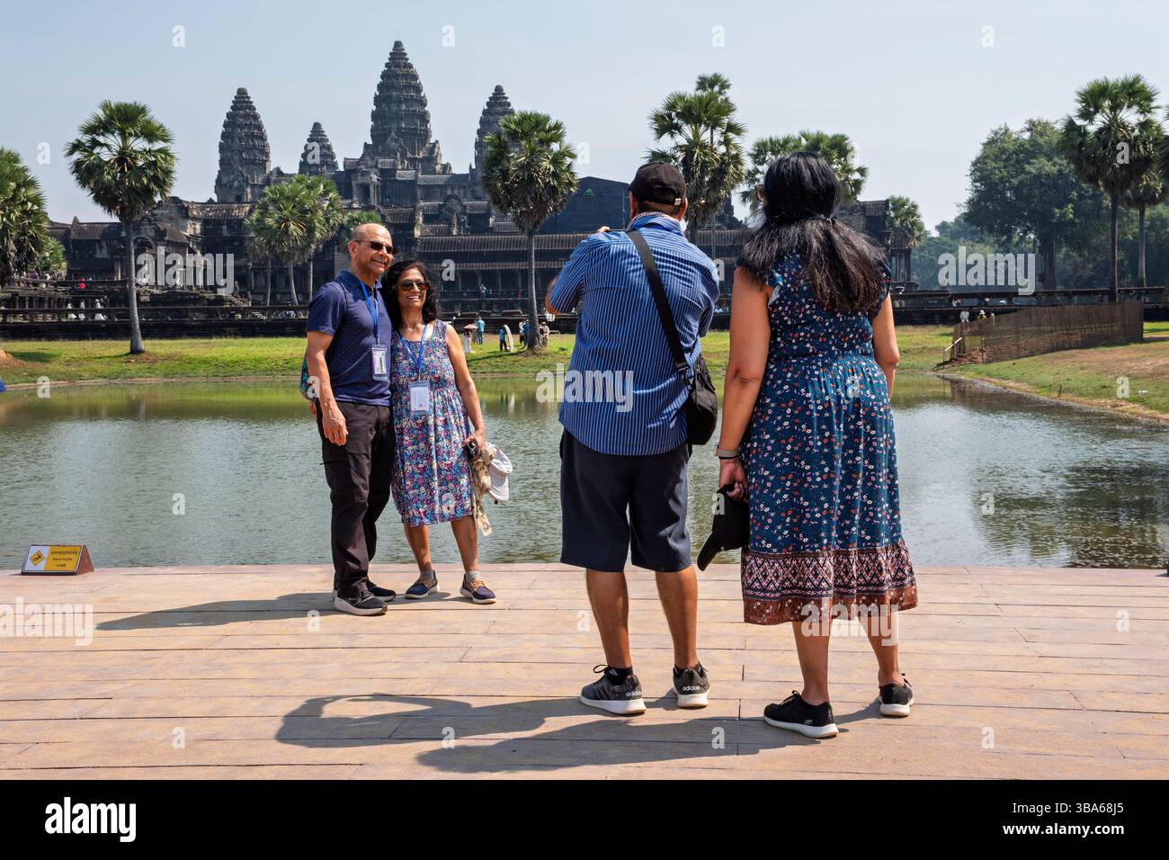 Touristes posant pour des photographies à Angkor Wat, S iem Reap, Cambodge, 2025 Banque D'Images Touristes posant pour des photographies à Angkor Wat, S iem Reap, Cambodge, 2025 Banque D'Images
