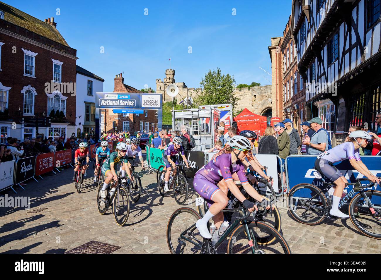 Lincoln, Royaume-Uni. 11 mai 2025. Rapha Lincoln Grand Prix course féminine dimanche 11 mai 2025 1. Lauren Dickson (équipe Handsling Alba Dev Road) 2. Anna Morris 3. Grace Lister (équipe cycliste Hess) crédit photo : Phil Crow/Alamy Live News crédit : Phil Crow/Alamy Live News Banque D'Images