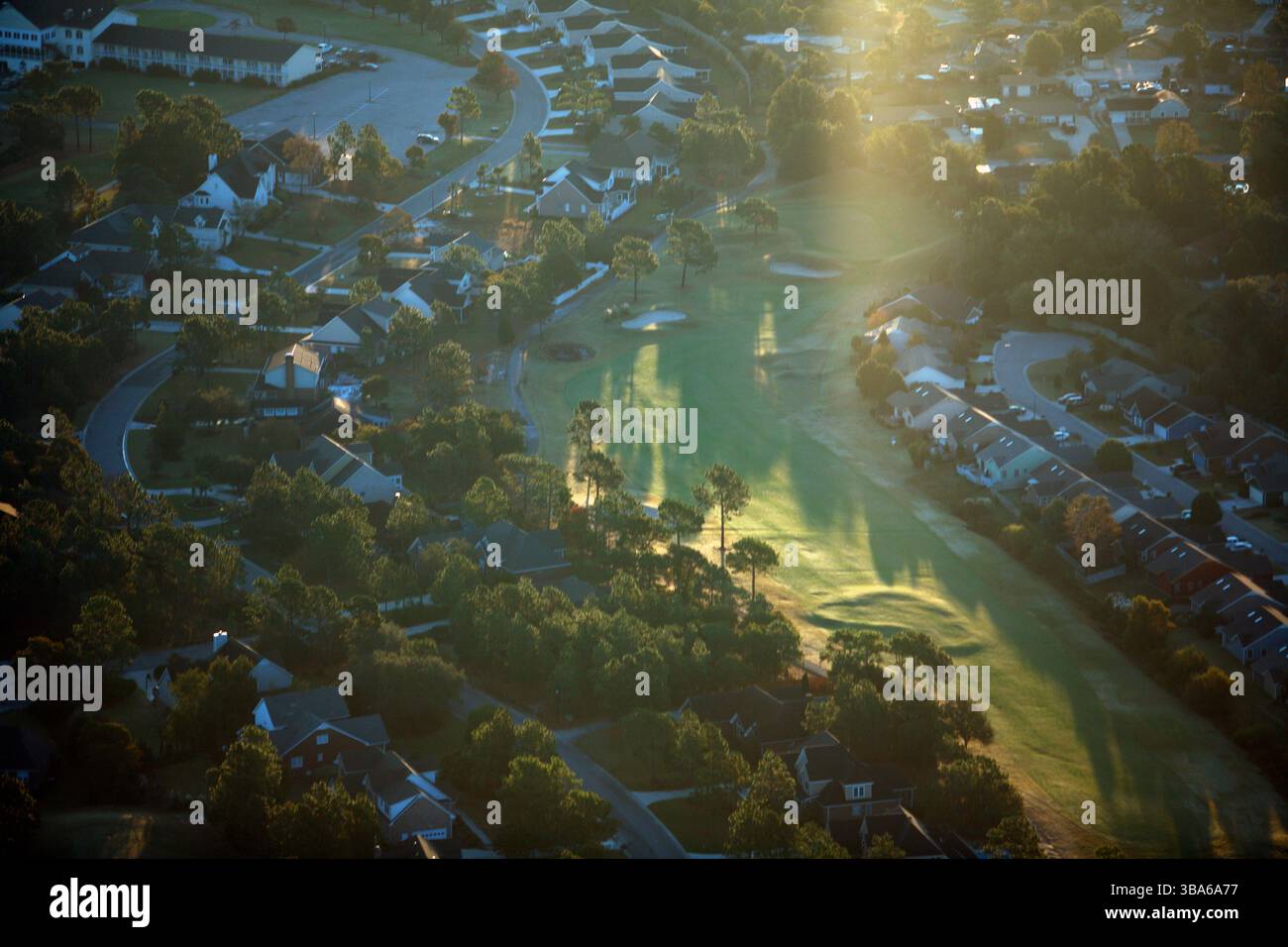 Une vue aérienne d'un quartier de banlieue à l'aube. Banque D'Images