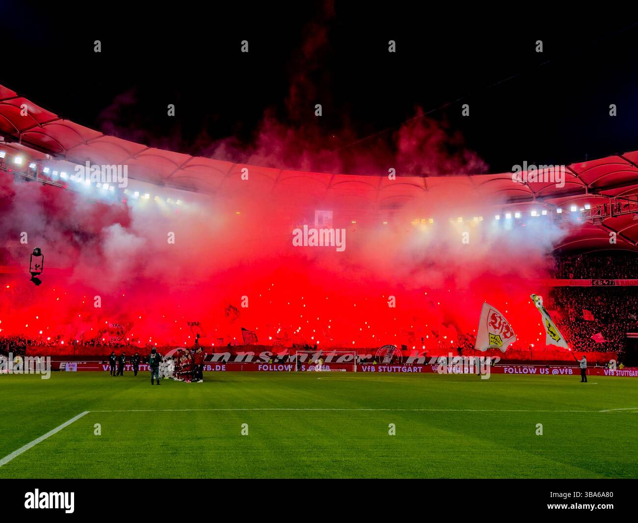 Stuttgart, Allemagne. 28 février 2025. VFB fans dans le match VFB STUTTGART - FC BAYERN MUENCHEN 1-3 le 28 février 2025 à Stuttgart, Allemagne. Saison 2024/2025, 1.Bundesliga, FCB, Muenchen, journée 24, 24.Spieltag photographe : ddp images/STAR-images - LA RÉGLEMENTATION DFL INTERDIT TOUTE UTILISATION DE PHOTOGRAPHIES comme SÉQUENCES D'IMAGES et/ou QUASI-VIDÉO - crédit : ddp Media GmbH/Alamy Live News Banque D'Images