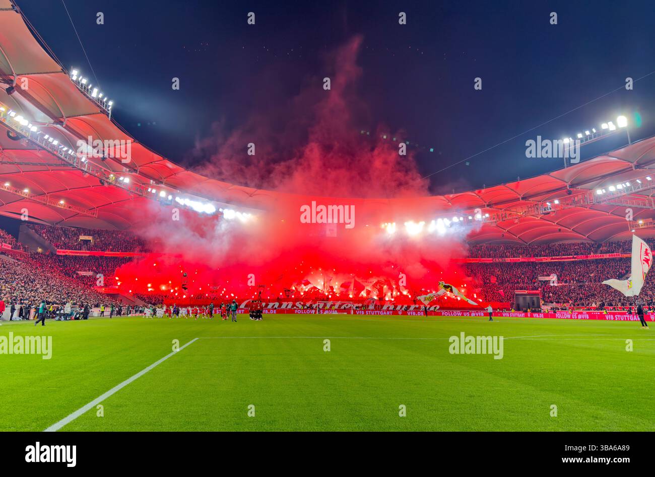 Stuttgart, Allemagne. 28 février 2025. VFB fans dans le match VFB STUTTGART - FC BAYERN MUENCHEN 1-3 le 28 février 2025 à Stuttgart, Allemagne. Saison 2024/2025, 1.Bundesliga, FCB, Muenchen, journée 24, 24.Spieltag photographe : ddp images/STAR-images - LA RÉGLEMENTATION DFL INTERDIT TOUTE UTILISATION DE PHOTOGRAPHIES comme SÉQUENCES D'IMAGES et/ou QUASI-VIDÉO - crédit : ddp Media GmbH/Alamy Live News Banque D'Images