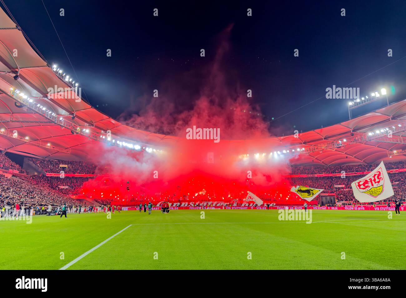 Stuttgart, Allemagne. 28 février 2025. VFB fans dans le match VFB STUTTGART - FC BAYERN MUENCHEN 1-3 le 28 février 2025 à Stuttgart, Allemagne. Saison 2024/2025, 1.Bundesliga, FCB, Muenchen, journée 24, 24.Spieltag photographe : ddp images/STAR-images - LA RÉGLEMENTATION DFL INTERDIT TOUTE UTILISATION DE PHOTOGRAPHIES comme SÉQUENCES D'IMAGES et/ou QUASI-VIDÉO - crédit : ddp Media GmbH/Alamy Live News Banque D'Images