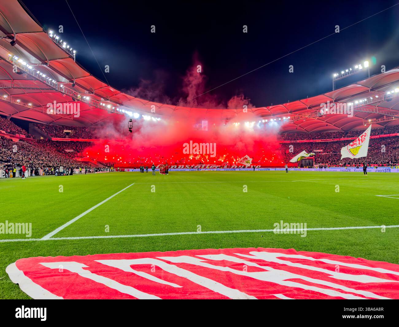 Stuttgart, Allemagne. 28 février 2025. VFB fans dans le match VFB STUTTGART - FC BAYERN MUENCHEN 1-3 le 28 février 2025 à Stuttgart, Allemagne. Saison 2024/2025, 1.Bundesliga, FCB, Muenchen, journée 24, 24.Spieltag photographe : ddp images/STAR-images - LA RÉGLEMENTATION DFL INTERDIT TOUTE UTILISATION DE PHOTOGRAPHIES comme SÉQUENCES D'IMAGES et/ou QUASI-VIDÉO - crédit : ddp Media GmbH/Alamy Live News Banque D'Images