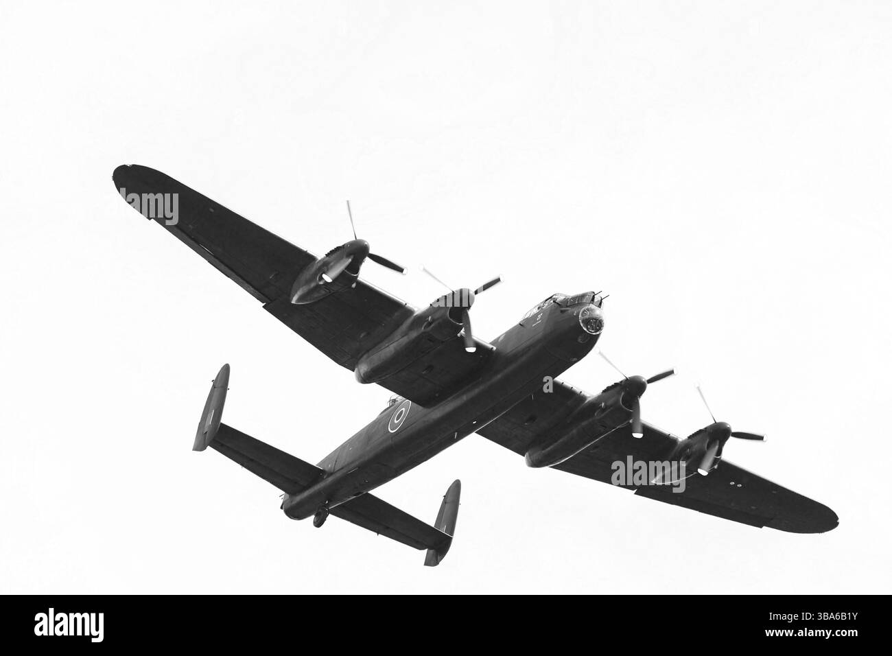 Noir et blanc, Royal Air Force, RAF, Battle of Britain Memorial Flight, BBMF, bombardier lourd Avro Lancaster WW2 en vol. PA474. Banque D'Images