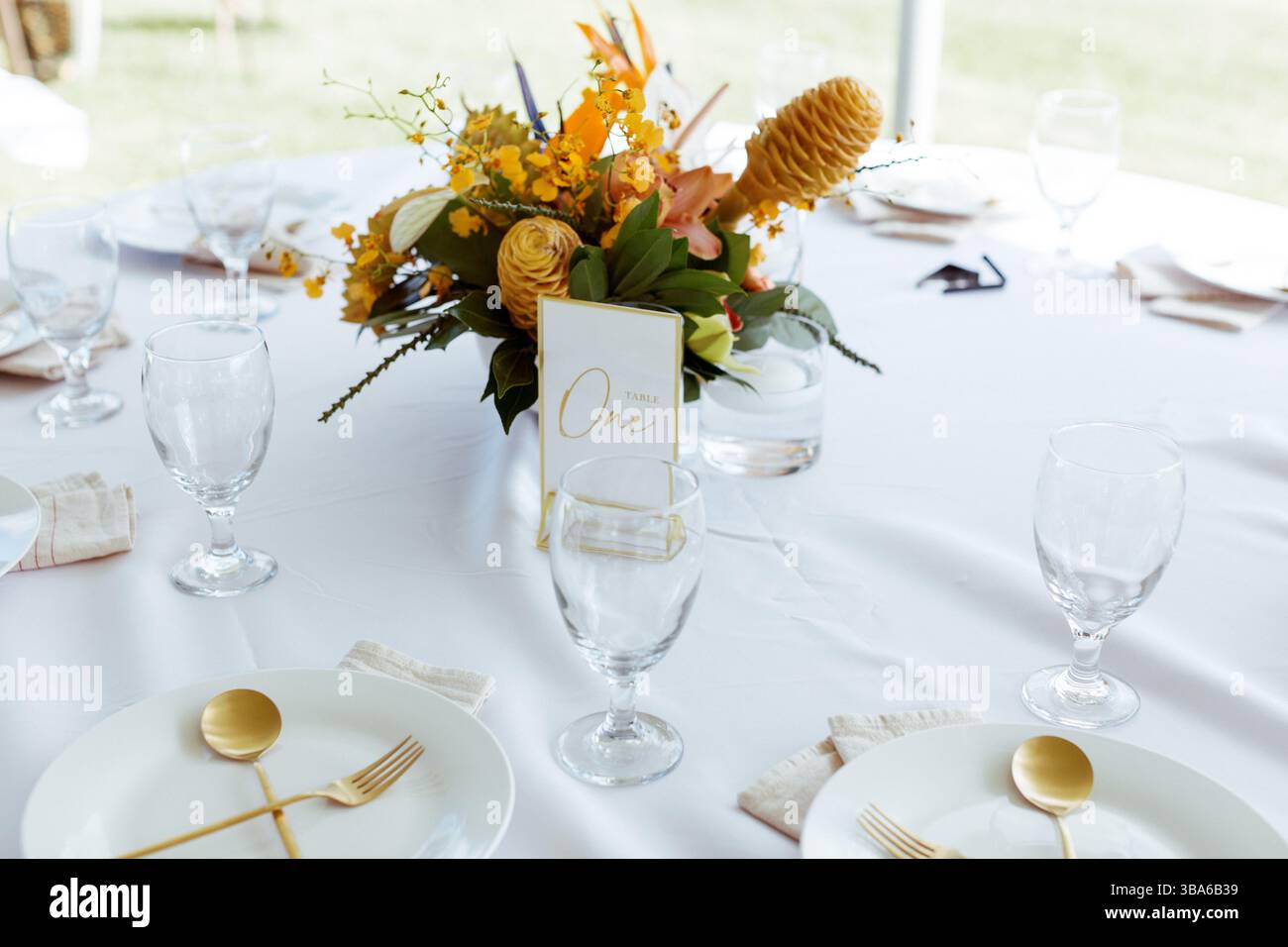 Table de mariage à motif floral tropical Banque D'Images