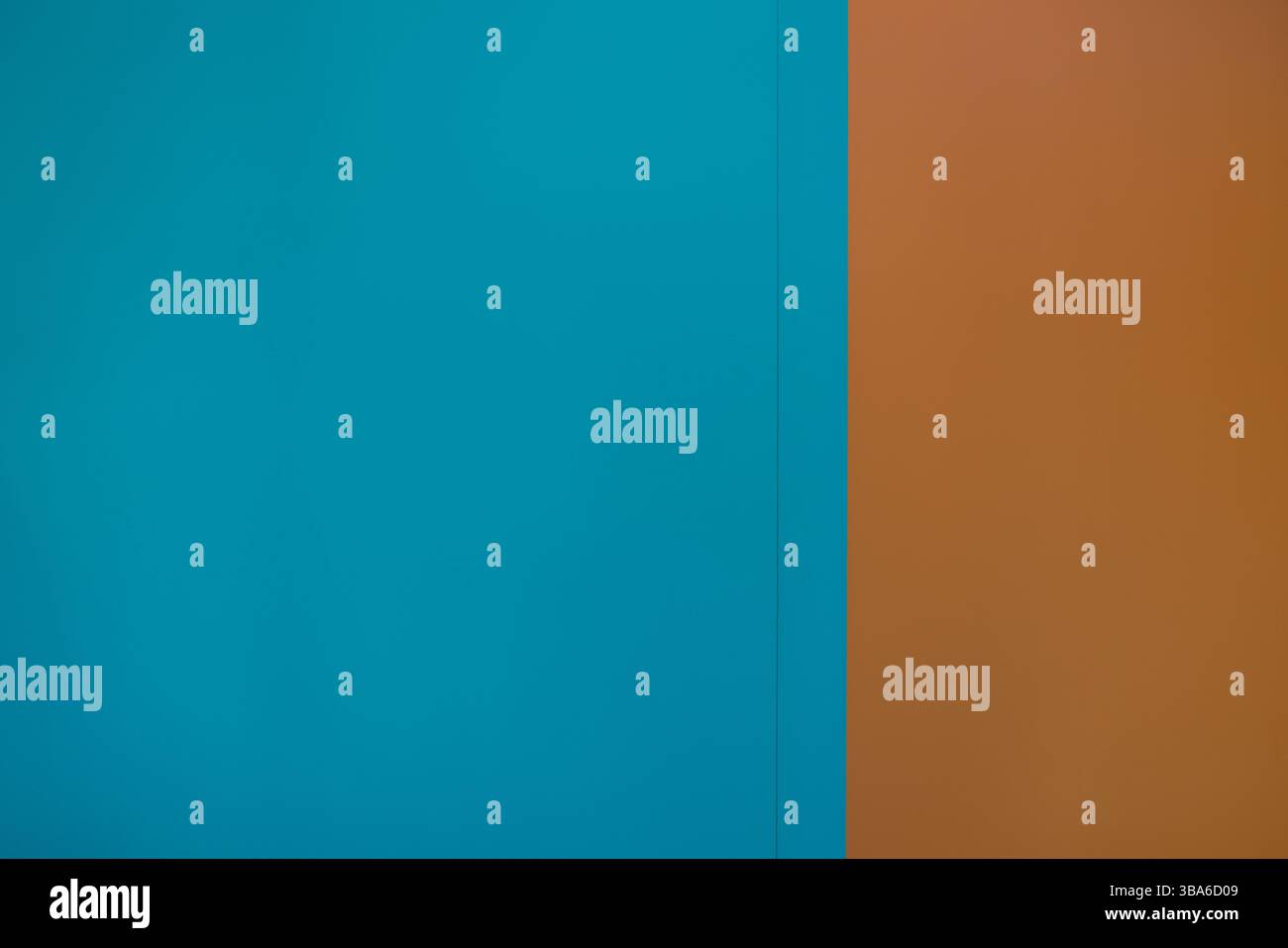 Mur intérieur bleu et orange créant un fond coloré Banque D'Images