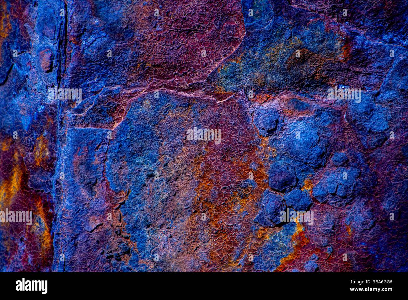 Texture abstraite rouge et bleu éclatante mettant en valeur une surface métallique rouillée avec des couleurs vives et des motifs uniques. Parfait pour créatif, industriel ou Ar Banque D'Images