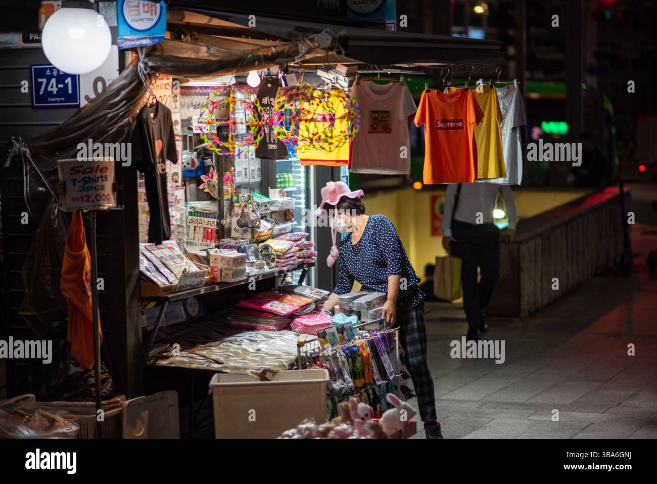 Vendeur vendant des marchandises dans le quartier commerçant de Myeongdong dans le centre-ville de Séoul, capitale de la Corée du Sud, le 10 septembre 2021 Banque D'Images