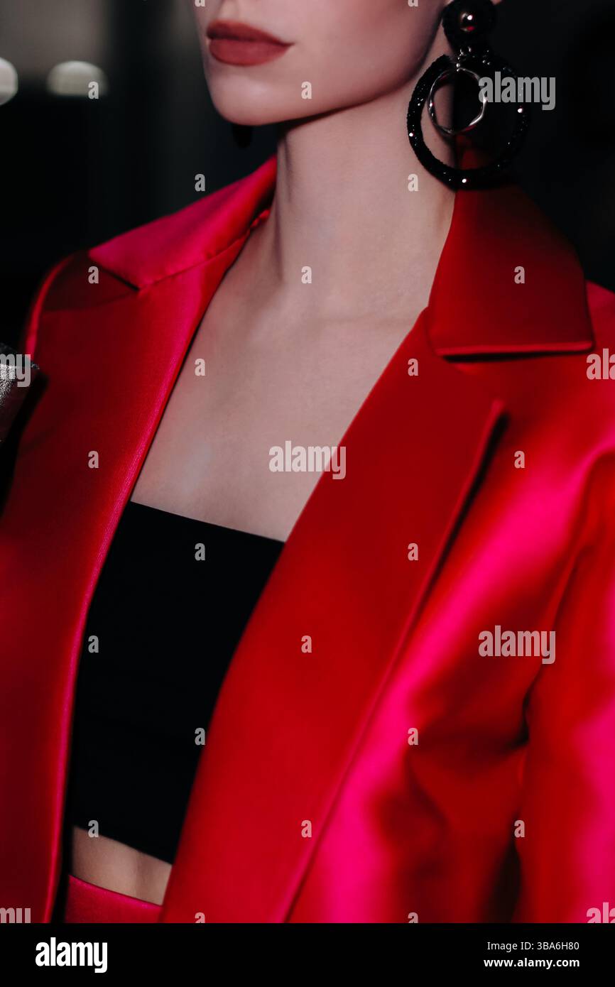 Tenue féminine rouge vif veste soyeuse élégante et top court sur un corps féminin Banque D'Images