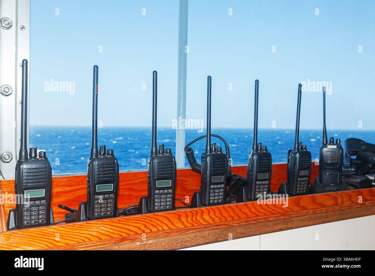 De nombreux talkies-walkies se tiennent dans les chargeurs et se chargent. Banque D'Images